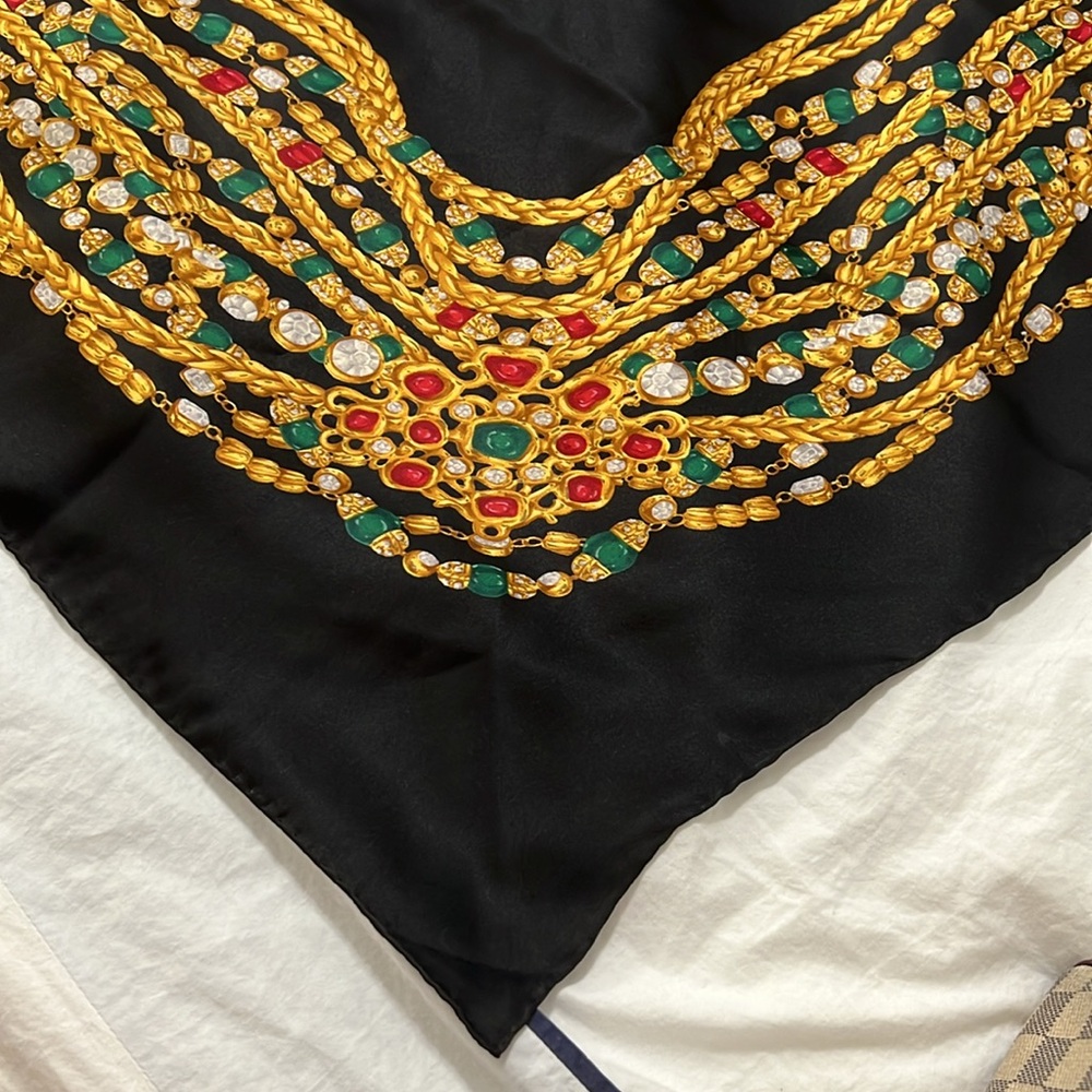 Beautiful Jewel Motif Silk Scart, Chanel. - Picture 4 of 9